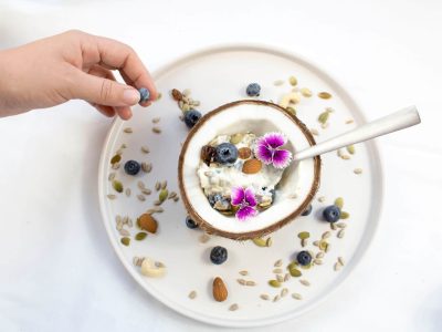 Coco con frutas y superalimentos