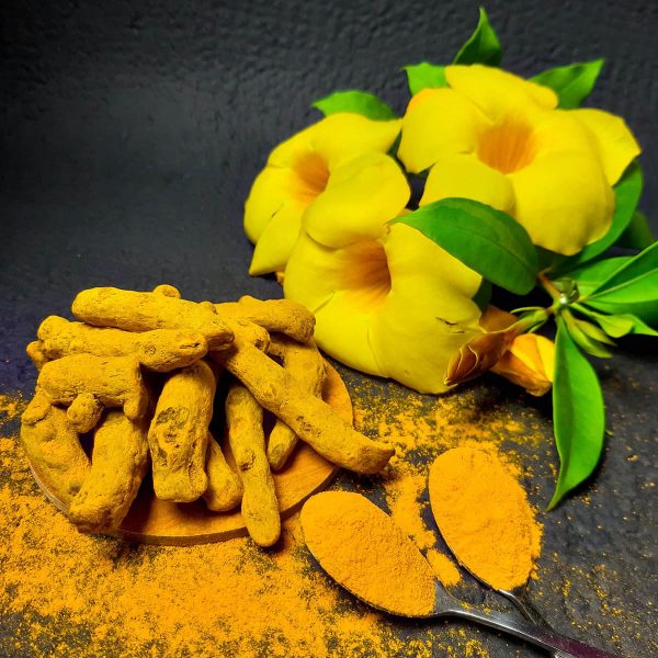 Curcuma en polvo con flores