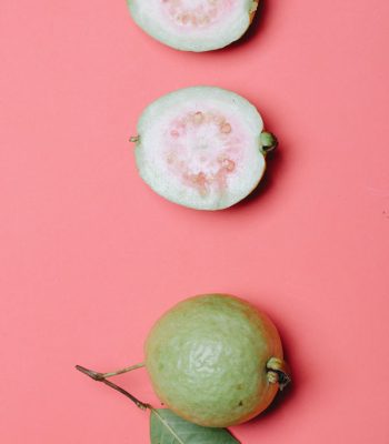 Guayabas en fondo rosa