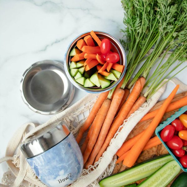 Zanahorias con verduras encima de una mesa